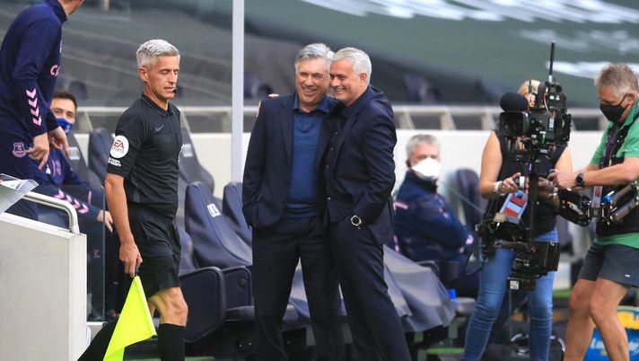 LONDON, ENGLAND - SEPTEMBER 13: Jose Mourinho, Manager of Tottenham Hotspur and Carlo Ancelotti, Manager of Everton embrace prior to the Premier League match between Tottenham Hotspur and Everton at Tottenham Hotspur Stadium on September 13, 2020 in London, England. (Photo by Adam Davy - Pool/Getty Images)