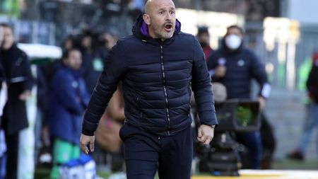 CAGLIARI, ITALY - JANUARY 23: the coach of Fiorentina Vincenzo Italiano reacts during the Serie A match between Cagliari Calcio and ACF Fiorentina at Sardegna Arena on January 23, 2022 in Cagliari, Italy. (Photo by Enrico Locci/Getty Images) CAGLIARI, ITALY - JANUARY 23: the coach of Fiorentina Vincenzo Italiano reacts during the Serie A match between Cagliari Calcio and ACF Fiorentina at Sardegna Arena on January 23, 2022 in Cagliari, Italy. (Photo by Enrico Locci/Getty Images)