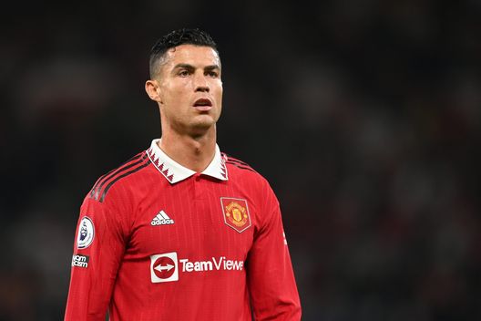 MANCHESTER, ENGLAND - AUGUST 22: Cristiano Ronaldo of Manchester United looks on during the Premier League match between Manchester United and Liverpool FC at Old Trafford on August 22, 2022 in Manchester, England. (Photo by Michael Regan/Getty Images) Domani Italiano contro Spalletti, ma Napoli si divide tra Ronaldo e Osimhen- immagine 2