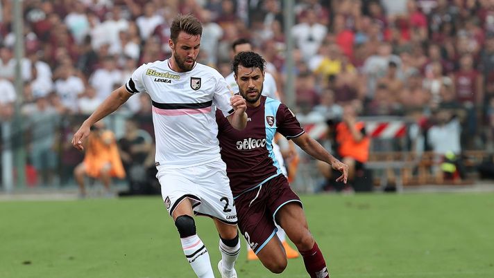 SALERNO, ITALY - AUGUST 25:  Player of US Salernitana Raffaele Pucino vies with US Citta di Palermo player Przemislaw Szyminski during the Serie B match between US Salernitana and US Citta di Palermo on August 25, 2018 in Salerno, Italy.  (Photo by Francesco Pecoraro/Getty Images)  bari