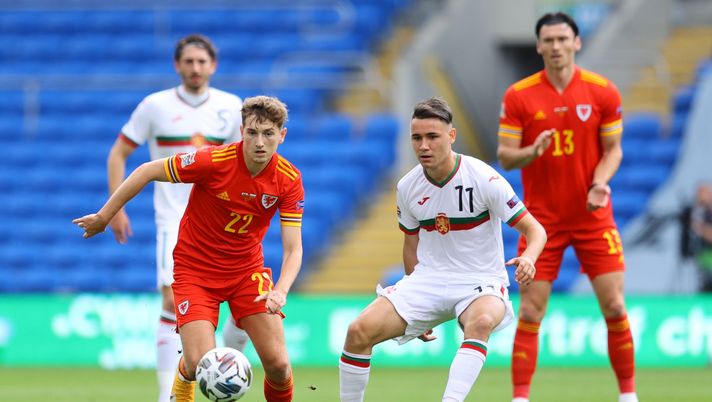 CARDIFF, WALES - SEPTEMBER 06: David Brooks of Wales battles for possession with Yanis Karabelyov of Bulgaria during the UEFA Nations League group stage match between Wales and Bulgaria at Cardiff City Stadium on September 06, 2020 in Cardiff, Wales. (Photo by Richard Heathcote/Getty Images) 