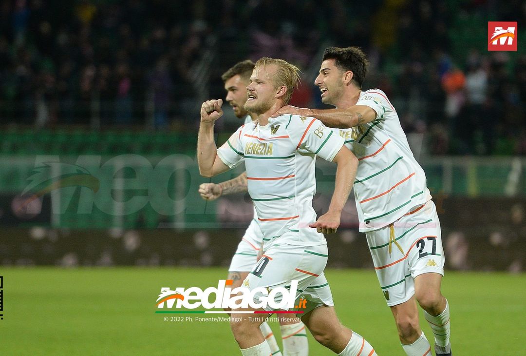 FOTO Palermo-Venezia 0-1, 14ª giornata di Serie B 2022-2023 (Gallery) - immagine 40