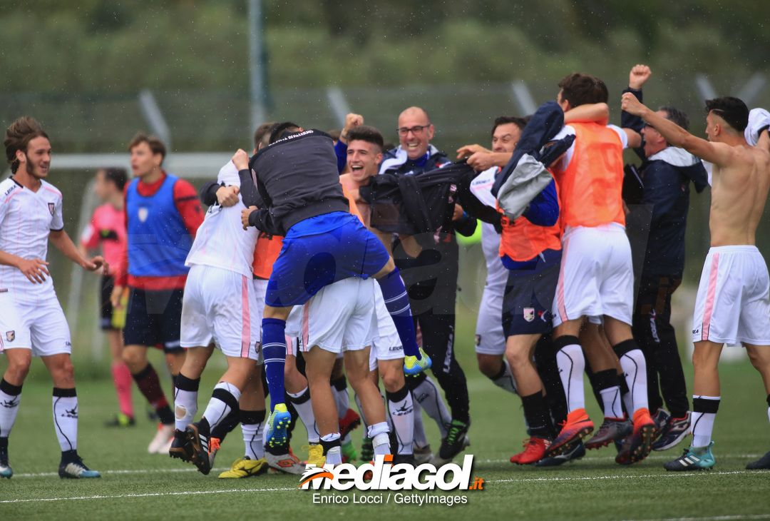  CAGLIARI, ITALY - MAY 05: Players of Palermo  celebrate promotion in Primavera 1 during the Primavera 1 match between Cagliari Calcio U19 and US Citta di Palermo U19 at Stadio Renato Raccis on May 5, 2018 (Photo by Enrico Locci/Getty Images) 