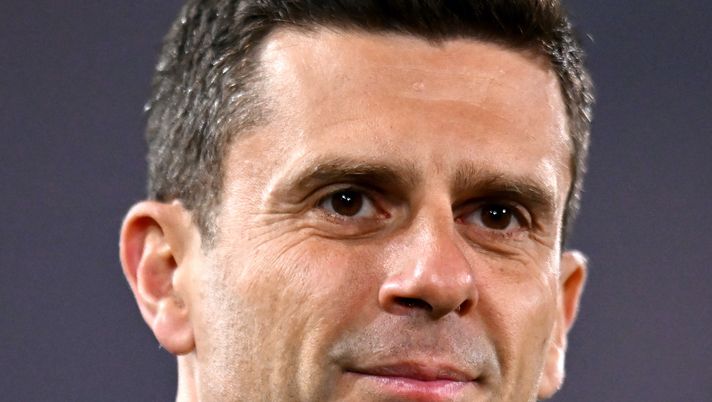BOLOGNA, ITALY - FEBRUARY 23: Thiago Motta, Head Coach of Bologna FC, looks on prior to the Serie A TIM match between Bologna FC and Hellas Verona FC at Stadio Renato Dall'Ara on February 23, 2024 in Bologna, Italy. (Photo by Alessandro Sabattini/Getty Images) Thiago Motta: “Vittoria meritata. Queste prestazioni non sono una sorpresa”- immagine 1