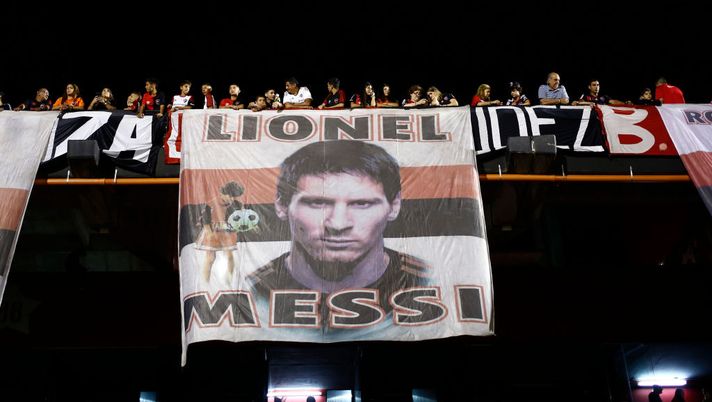 ROSARIO, ARGENTINA - NOVEMBER 30: Fans of Newell's Old Boys display a banner with an image of Argentine player Lionel Messi during a match between Newell's Old Boys and River Plate as part of Superliga 2019/20 at Marcelo Bielsa Stadium on November 30, 2019 in Rosario, Argentina. (Photo by Marcos Brindicci/Getty Images) Argentina, Rosario aspetta Messi, Di Maria e Correa dopo la festa a Buenos Aires - immagine 1