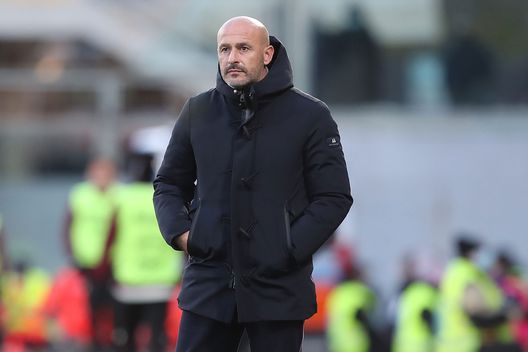 FLORENCE, ITALY - DECEMBER 11: Vincenzo Italiano manager of AFC Fiorentina gestures during the Serie A match between ACF Fiorentina and US Salernitana at Stadio Artemio Franchi on December 11, 2021 in Florence, Italy. (Photo by Gabriele Maltinti/Getty Images) FLORENCE, ITALY - DECEMBER 11: Vincenzo Italiano manager of AFC Fiorentina gestures during the Serie A match between ACF Fiorentina and US Salernitana at Stadio Artemio Franchi on December 11, 2021 in Florence, Italy. (Photo by Gabriele Maltinti/Getty Images)