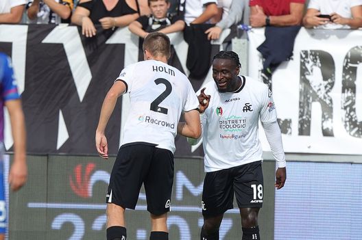 LA SPEZIA, ITALY - OCTOBER 16: Emil Holm of Spezia Calcio celebrates after scoring a goal with M'bala Nzola of Spezia Calcio during the Serie A match between Spezia Calcio and US Cremonese at Stadio Alberto Picco on October 16, 2022 in La Spezia, Italy. (Photo by Gabriele Maltinti/Getty Images) Holm