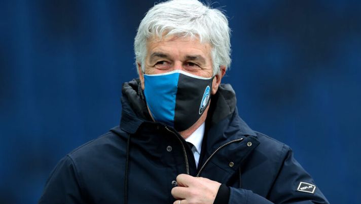 BERGAMO, ITALY - JANUARY 06: Gian Piero Gasperini, Head Coach of Atalanta B.C. looks on while wearing a face mask during the Serie A match between Atalanta BC and Parma Calcio at Gewiss Stadium on January 06, 2021 in Bergamo, Italy. Sporting stadiums around Italy remain under strict restrictions due to the Coronavirus Pandemic as Government social distancing laws prohibit fans inside venues resulting in games being played behind closed doors. (Photo by Emilio Andreoli/Getty Images) Gasperini: “Brutte notizie per Hateboer, tempi incerti! Maehle, Pasalic, Kovalenko, Ilicic…” - immagine 1
