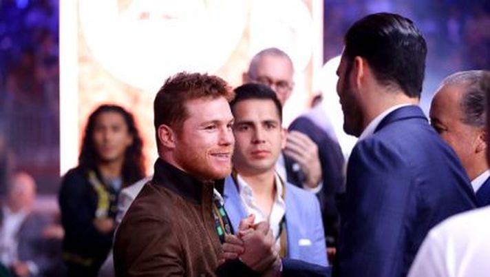 DIRIYAH, SAUDI ARABIA - DECEMBER 07: Canelo Alvarez is seen ringside prior to the of the WBC World Heavyweight Elimnator fight between Alexander Povetkin and Michael Hunter during the Matchroom Boxing 'Clash on the Dunes' show at the Diriyah Season on December 07, 2019 in Diriyah, Saudi Arabia (Photo by Richard Heathcote/Getty Images) Qatar 2022, il pugile Canelo Alvarez: “Messi preghi che non lo trovi” - immagine 1