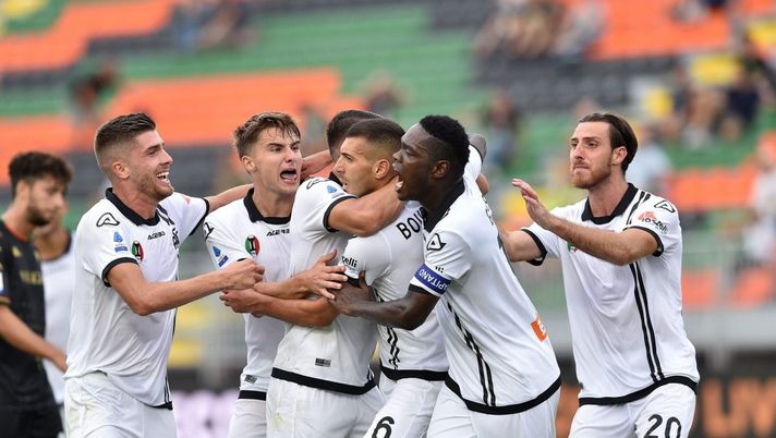 VENICE, ITALY - SEPTEMBER 19:  Mehdi Bourabia of Spezia Calcio celebrates with his teammates after scoring goal 1-2 during the Serie A match between Venezia FC and Spezia Calcio at Stadio Paolo Mazza on September 19, 2021 in Venice, Italy.  (Photo by Giuseppe Bellini/Getty Images)