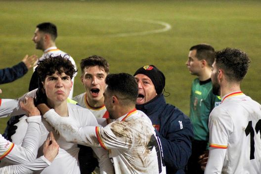 Glerean festeggia dopo un gol Altro che “bollito”, Glerean è ancora vincente: il suo Bassano sogna la D- immagine 2