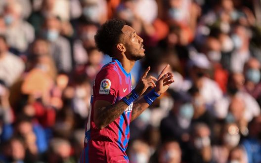 VALENCIA, SPAIN - FEBRUARY 20: Pierre-Emerick Aubameyang of FC Barcelona celebrates after scoring their team's first goal during the LaLiga Santander match between Valencia CF and FC Barcelona at Estadio Mestalla on February 20, 2022 in Valencia, Spain. (Photo by Aitor Alcalde/Getty Images) Aubameyang, l’incubo del Mestalla spaventa anche il Napoli: tripletta e morale alle stelle - immagine 1