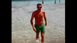 VIDEO / Barzagli in spiaggia con i… calzini!