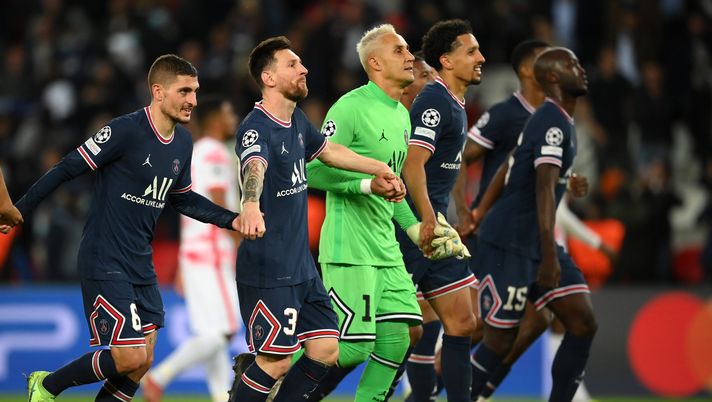 PARIS, FRANCE - OCTOBER 19: Players of Paris Saint-Germain acknowledge the fans after the UEFA Champions League group A match between Paris Saint-Germain and RB Leipzig at Parc des Princes on October 19, 2021 in Paris, France. (Photo by Matthias Hangst/Getty Images) PSG, Verratti: “Prima di dormire penso ai playoff. Messi? Inizio difficile” - immagine 1
