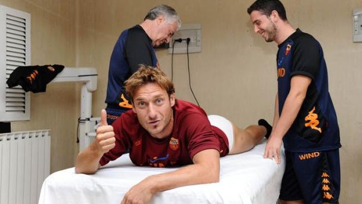 La Roma posta su Twitter le FOTO di Totti che fa fisioterapia La Roma posta su Twitter le FOTO di Totti che fa fisioterapia - immagine 1