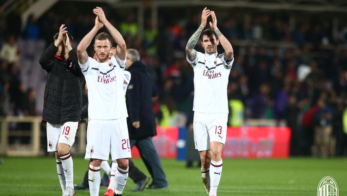 11 maggio 2019, Fiorentina-Milan 0-1: l'applauso di Ignazio Abate ed Alessio Romagnoli (credits: acmilan.com) 