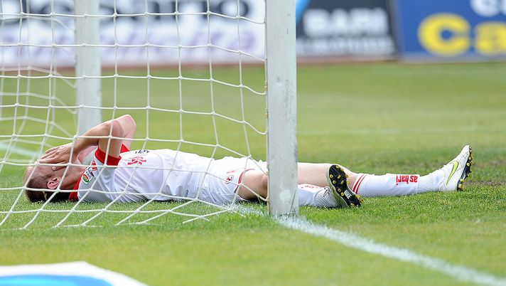 BARI, ITALY - MAY 15: Andrea Masiello of Bari after reacts during the Serie A match between AS Bari and Lecce at Stadio San Nicola on May 15, 2011 in Bari, Italy. (Photo by Giuseppe Bellini/Getty Images) BARI, ITALY - MAY 15: Andrea Masiello of Bari after reacts during the Serie A match between AS Bari and Lecce at Stadio San Nicola on May 15, 2011 in Bari, Italy. (Photo by Giuseppe Bellini/Getty Images)
