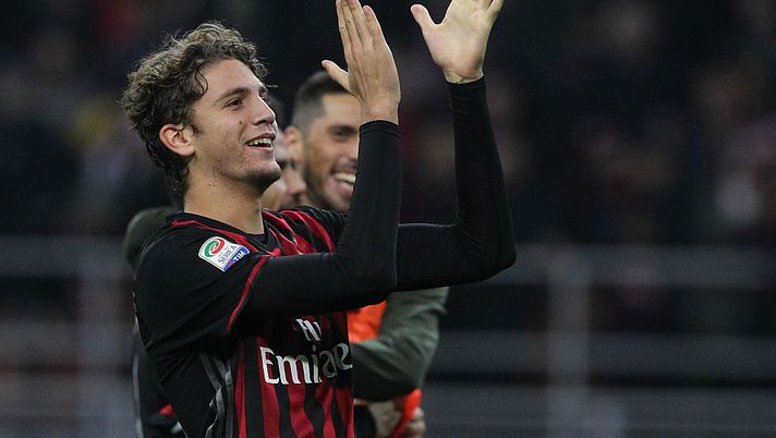MILAN, ITALY - OCTOBER 22:  Manuel Locatelli of AC Milan salutes the crowd at the end of the Serie A match between AC Milan and Juventus FC at Stadio Giuseppe Meazza on October 22, 2016 in Milan, Italy.  (Photo by Marco Luzzani/Getty Images) 