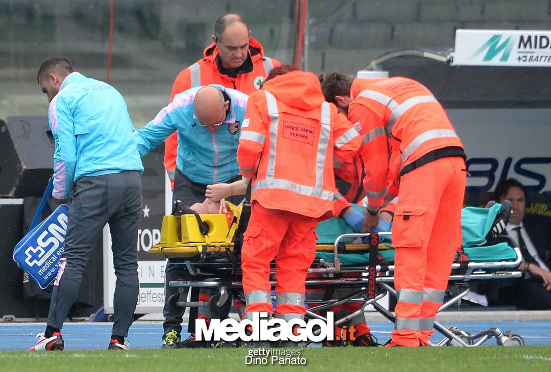  VERONA, ITALY - MAY 07:  Alessandro Gazzi of US Citta di Palermo lies injured on the pitch  during the Serie A match between AC ChievoVerona and US Citta di Palermo at Stadio Marc'Antonio Bentegodi on May 7, 2017 in Verona, Italy.  (Photo by Dino Panato/Getty Images) 