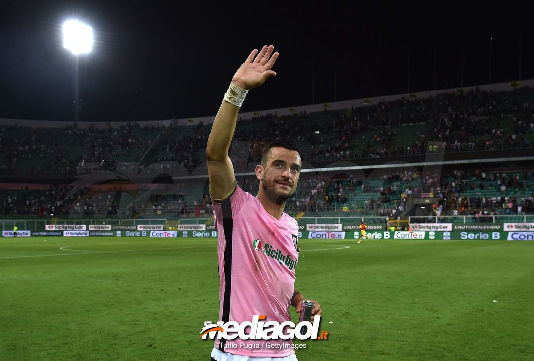  PALERMO, ITALY - JUNE 13: Ilija Nestorovski of Palermo greets supporters after winning the serie B playoff match final between US Citta di Palermo and Frosinone Calcio at Stadio Renzo Barbera on June 13, 2018 in Palermo, Italy.  (Photo by Tullio M. Puglia/Getty Images) 