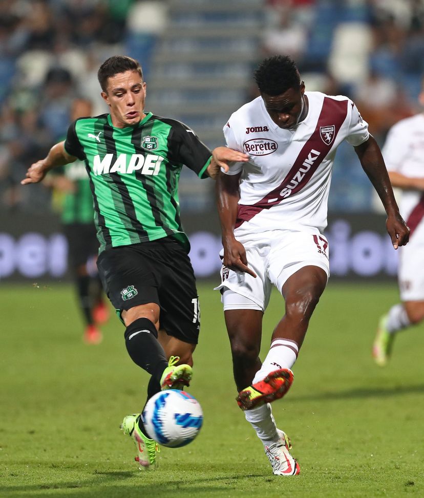 REGGIO NELL'EMILIA, ITALY - SEPTEMBER 17: Wilfred Singo (R) of Torino FC competes for the ball with Giacomo Raspadori (L) of US Sassuolo during the Serie A match between US Sassuolo and Torino FC at Mapei Stadium - Citta' del Tricolore on September 17, 2021 in Reggio nell'Emilia, Italy. (Photo by Marco Luzzani/Getty Images) REGGIO NELL'EMILIA, ITALY - SEPTEMBER 17: Wilfred Singo (R) of Torino FC competes for the ball with Giacomo Raspadori (L) of US Sassuolo during the Serie A match between US Sassuolo and Torino FC at Mapei Stadium - Citta' del Tricolore on September 17, 2021 in Reggio nell'Emilia, Italy. (Photo by Marco Luzzani/Getty Images)