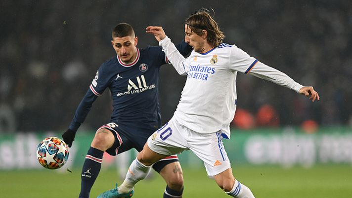 PARIS, FRANCE - FEBRUARY 15: Luka Modric of Real Madrid is challenged by Marco Verratti of Paris Saint-Germain during the UEFA Champions League Round Of Sixteen Leg One match between Paris Saint-Germain and Real Madrid at Parc des Princes on February 15, 2022 in Paris, France. (Photo by Shaun Botterill/Getty Images) Psg, escluso Mbappé: il migliore è stato Verratti - immagine 1