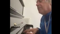 VIDEO/ Nino D’Angelo che show! Suona il piano per il Napoli capolista