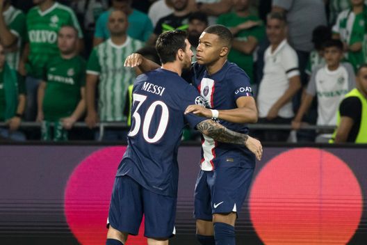 HAIFA, ISRAEL - SEPTEMBER 14: Kylian Mbappé of Paris Saint-Germain celebrates with Lionel Messi after socirng his team's third goal during the UEFA Champions League group H match between Maccabi Haifa FC and Paris Saint-Germain at Sammy Ofer Stadium on September 14, 2022 in Haifa, Israel. (Photo by Amir Levy/Getty Images) Messi imbarazza il PSG: ha chiesto di mostrare la Coppa al Parco dei Principi - immagine 1