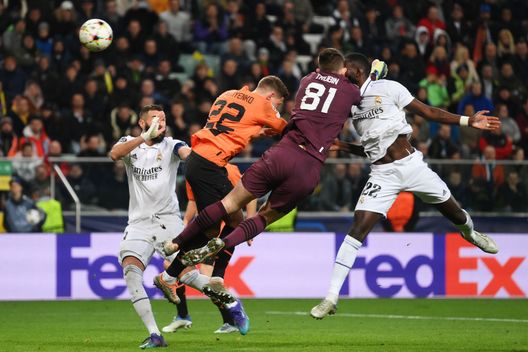 WARSAW, POLAND - OCTOBER 11: Antonio Rudiger of Real Madrid clashes with Anatoliy Trubin of Shakhtar Donetsk during the UEFA Champions League group F match between Shakhtar Donetsk and Real Madrid at Wojska Polskiego Stadium on October 11, 2022 in Warsaw, Poland. (Photo by Adam Nurkiewicz/Getty Images) Ancelotti: “Rudiger ha solo un taglio profondo al sopracciglio, ma quanto sangue! Voleva tornare in campo…”- immagine 2