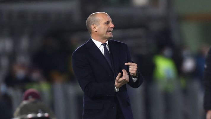 VENICE, ITALY - DECEMBER 11: Head coach of Juventus Massimiliano Allegri gestures during the Serie A match between Venezia FC and Juventus at Stadio Pier Luigi Penzo on December 11, 2021 in Venice, Italy. (Photo by Maurizio Lagana/Getty Images) Allegri: “De Ligt cresce, contento di Arthur e inverto Kean e Morata! Dybala e Chiesa…” - immagine 1