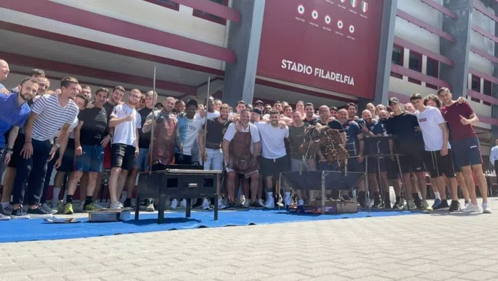 Torino, grigliata sul piazzale del Filadelfia: presente tutta la squadra e lo staff - immagine 1