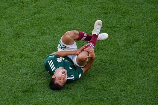 YEKATERINBURG, RUSSIA - JUNE 27: Hirving Lozano of Mexico lies on the pitch injured during the 2018 FIFA World Cup Russia group F match between Mexico and Sweden at Ekaterinburg Arena on June 27, 2018 in Yekaterinburg, Russia. (Photo by Dan Mullan/Getty Images) YEKATERINBURG, RUSSIA - JUNE 27: Hirving Lozano of Mexico lies on the pitch injured during the 2018 FIFA World Cup Russia group F match between Mexico and Sweden at Ekaterinburg Arena on June 27, 2018 in Yekaterinburg, Russia. (Photo by Dan Mullan/Getty Images)