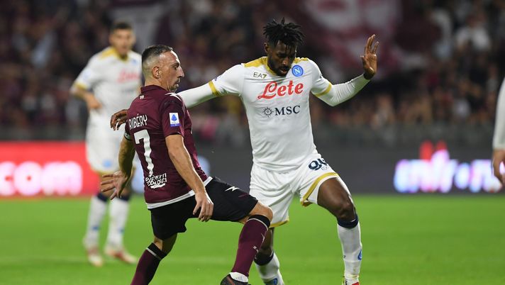 SALERNO, ITALY - OCTOBER 31: Andre Anguissa of SSC Napoli vies with Franck Ribery of US Salernitana during the Serie A match between US Salernitana and SSC Napoli at Stadio Arechi on October 31, 2021 in Salerno, Italy. (Photo by Francesco Pecoraro/Getty Images) Napoli di lotta, Milan di governo - immagine 1