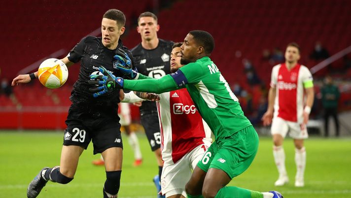 AMSTERDAM, NETHERLANDS - FEBRUARY 25: Lille goalkeeper Mike Maignan and defender Domagoj Bradaric (l) combine to thwart Ajax player Devyne Rensch (c) during the UEFA Europa League Round of 32 match between AFC Ajax and Lille OSC at Johan Cruijff Arena on February 25, 2021 in Amsterdam, Netherlands. Sporting stadiums around Netherlands remain under strict restrictions due to the Coronavirus Pandemic as Government social distancing laws prohibit fans inside venues resulting in games being played behind closed doors. (Photo by Dean Mouhtaropoulos/Getty Images) Lazio News: Torna di moda Bradaric, terzino sinistro del Lille - immagine 1