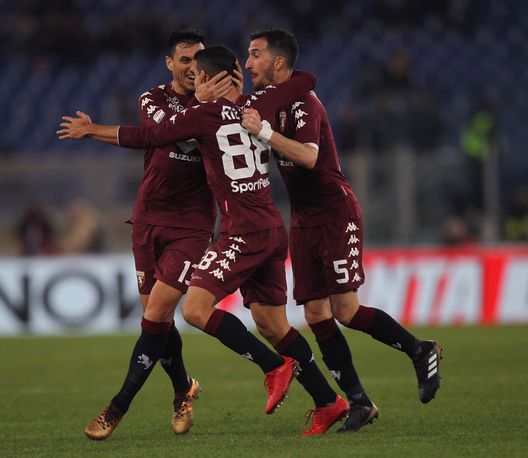  ROME, ITALY - DECEMBER 11: Tomas Rincon #88 with his teammates of Torino FC celebrates after scoring the team's second goal during the Serie A match between SS Lazio and Torino FC at Stadio Olimpico on December 11, 2017 in Rome, Italy. (Photo by Paolo Bruno/Getty Images) 