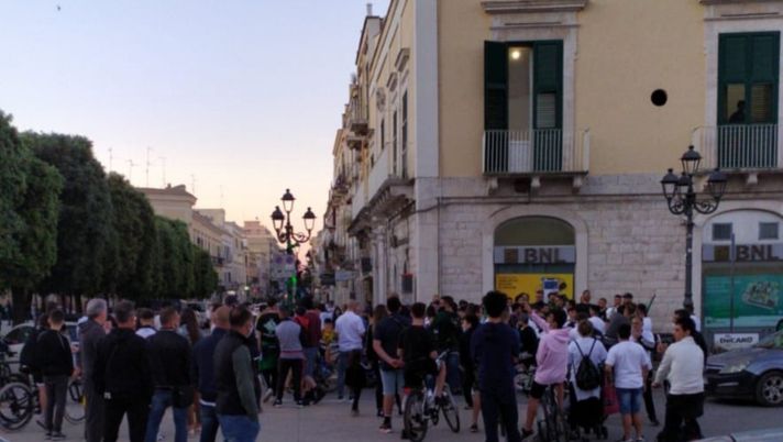 Tifosi del Bitonto in piazza al tempo del Coronavirus 