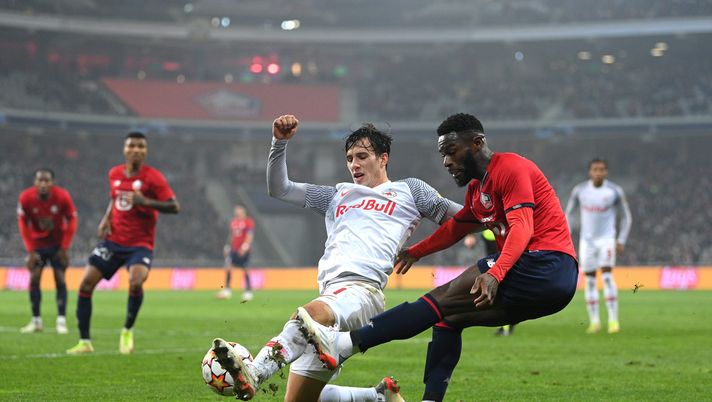 LILLE, FRANCE - NOVEMBER 23: Jonathan Bamba of Lille OSC crosses the ball whilst under pressure from Nicolas Capaldo of FC Salzburg during the UEFA Champions League group G match between Lille OSC and RB Salzburg at Stade Pierre-Mauroy on November 23, 2021 in Lille, France. (Photo by Lukas Schulze/Getty Images) Bamba