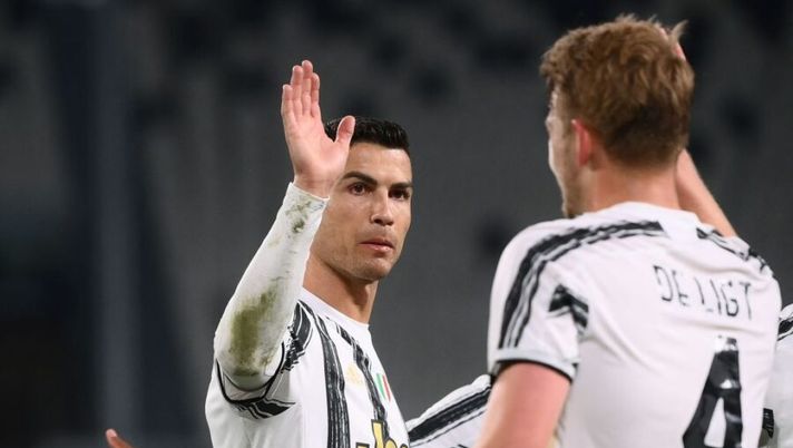 Juventus' Dutch defender Matthijs De Ligt (R) celebrates with Juventus' Portuguese forward Cristiano Ronaldo after scoring the third goal during the Italian Serie A football match Juventus vs Parma on April 21, 2021 at the Juventus stadium in Turin. (Photo by Marco BERTORELLO / AFP) (Photo by MARCO BERTORELLO/AFP via Getty Images) Rabiot e lo strano paragone per Ronaldo: “Vi dico perché è come Elon Musk” - immagine 1