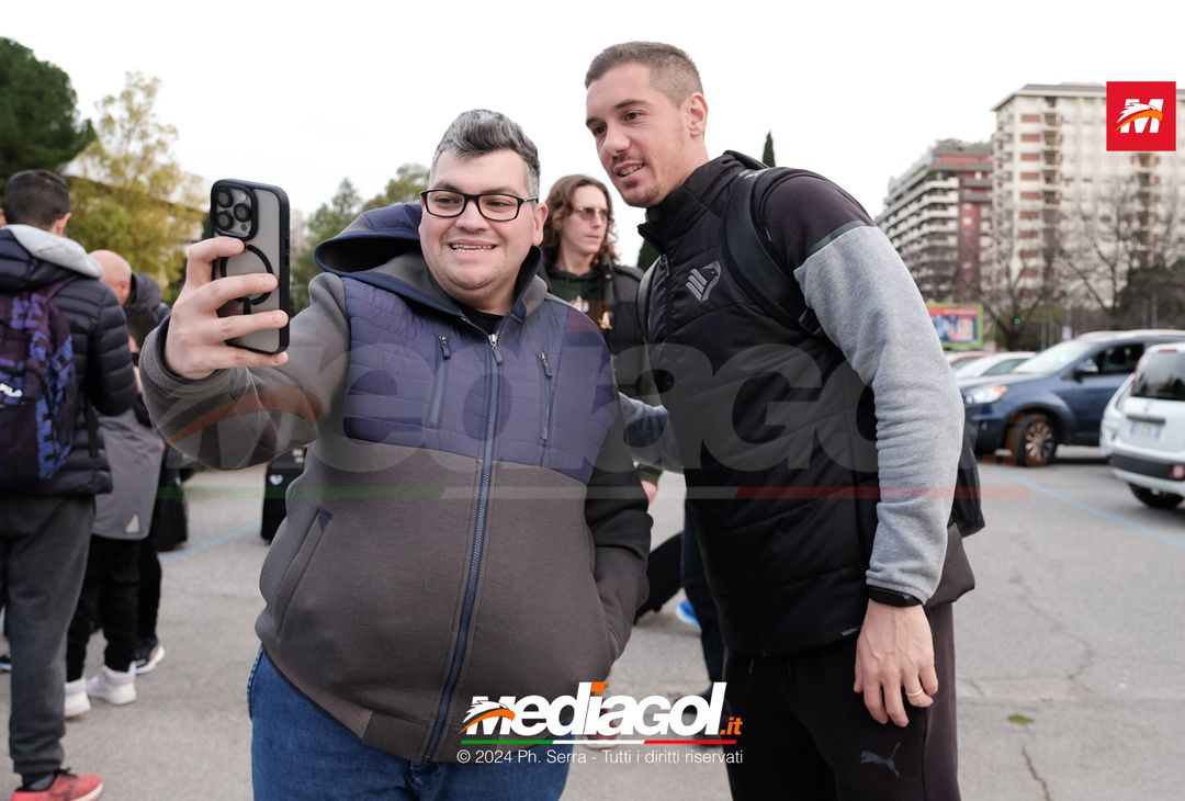 FOTO PALERMO: il Palermo si raduna al parcheggio dell’Ippodromo (GALLERY) - immagine 11