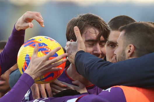 FLORENCE, ITALY - DECEMBER 11: Dusan Vlahovic of ACF Fiorentina celebrates after scoring a goal during the Serie A match between ACF Fiorentina and US Salernitana at Stadio Artemio Franchi on December 11, 2021 in Florence, Italy. (Photo by Gabriele Maltinti/Getty Images) Callejon: “Bravi a renderla facile. Vlahovic continui ad avere fame”- immagine 2