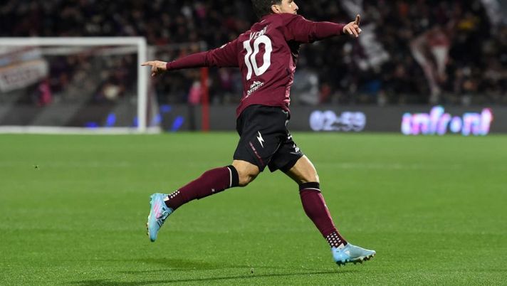 SALERNO, ITALY - FEBRUARY 07: Simone Verdi of US Salernitana celebrates after scoring the 1-0 goal during the Serie A match between US Salernitana and Spezia Calcio at Stadio Arechi on February 07, 2022 in Salerno, Italy. (Photo by Francesco Pecoraro/Getty Images) Salernitana, prove di formazione con un cambio a centrocampo: le ultime fra Verdi e Bonazzoli - immagine 1