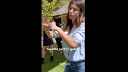 VIDEO / La Canalis ha un nuovo amico! È un serpente…
