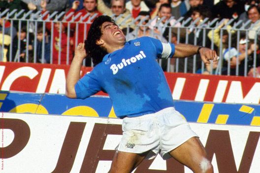 FOTO Uno striscione all’esterno dello stadio ricorda con commozione Maradona- immagine 2