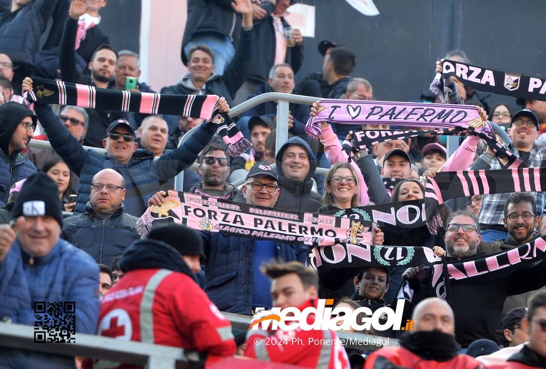 FOTOTIFO Palermo-Como 3-0, gli scatti ai tifosi al “Renzo Barbera” (GALLERY) - immagine 44