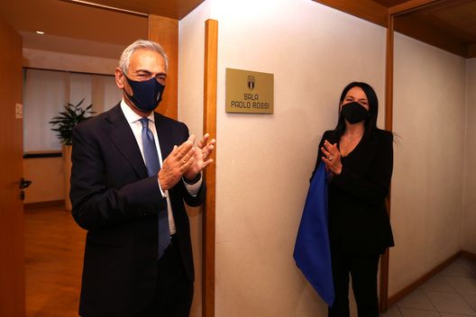 Il presidente Gravina e la moglie di Paolo Rossi, mostrano la targa della Sala Paolo Rossi Il presidente Gravina e la moglie di Paolo Rossi, mostrano la targa della Sala Paolo Rossi