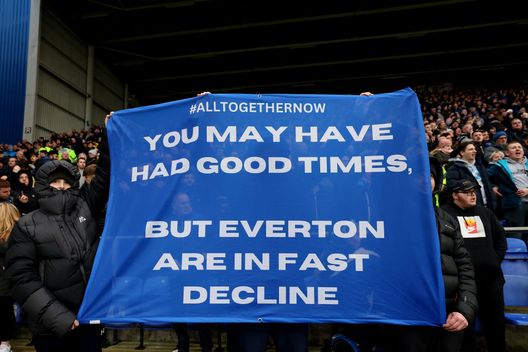 LIVERPOOL, ENGLAND - JANUARY 14: Fans of Everton hold up banners in protest against the clubs board during the Premier League match between Everton FC and Southampton FC at Goodison Park on January 14, 2023 in Liverpool, England. (Photo by Alex Livesey/Getty Images) Everton contestato, Lampard a rischio: “Ho fiducia nelle mie capacità, devo uscire da questa situazione”- immagine 2