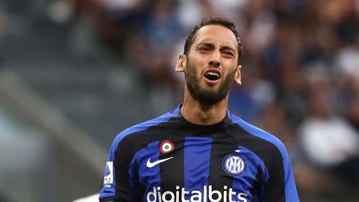 MILAN, ITALY - SEPTEMBER 10: Hakan Calhanoglu of FC Internazionale reacts during the Serie A match between FC Internazionale and Torino FC at Stadio Giuseppe Meazza on September 10, 2022 in Milan, Italy. (Photo by Marco Luzzani/Getty Images) UFFICIALE – Infortunio per Calhanoglu: ecco l’esito degli esami e i tempi di recupero - immagine 1