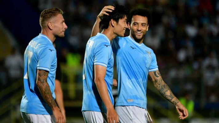 LATINA, ITALY - AUGUST 13: Daichi Kamada of SS Lazio celebrates a goal during the friendly match between Latina and S.S. Lazio at Stadio Comunale Domenico Francioni on August 13, 2023 in Latina, Italy. (Photo by Marco Rosi - SS Lazio/Getty Images) Sarri: “Perché fuori Kamada, non mi preoccupa Immobile! Rovella, le due punte e retroscena Vecino” - immagine 1