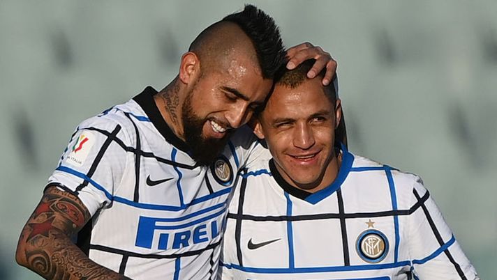Inter Milan's Chilean midfielder Arturo Vidal (L) celebrates with Inter Milan's Chilean forward Alexis Sanchez after opening the scoring during the Italian Cup (Coppa Italia) round of sixteen football match Fiorentina vs Inter Milan on January 13, 2021 at the Artemio-Franchi stadium in Florence. (Photo by Vincenzo PINTO / AFP) (Photo by VINCENZO PINTO/AFP via Getty Images) Gazzetta: “Sanchez potrà lasciare l’Inter a fine stagione. Vidal dice no alle proposte” - immagine 1