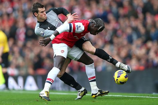 Bacary Sagna contro gli Spurs nel 2012 (Photo by Clive Rose/Getty Images,) Il portiere e il centravanti: Sagna “Così l’Arsenal ha vinto il derby…”- immagine 2
